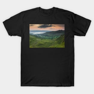 Glyn Tarell from Craig Cerrig-gleisiad with Pen y Fan and Corn Du, Brecon Beacons National Park, Wales T-Shirt